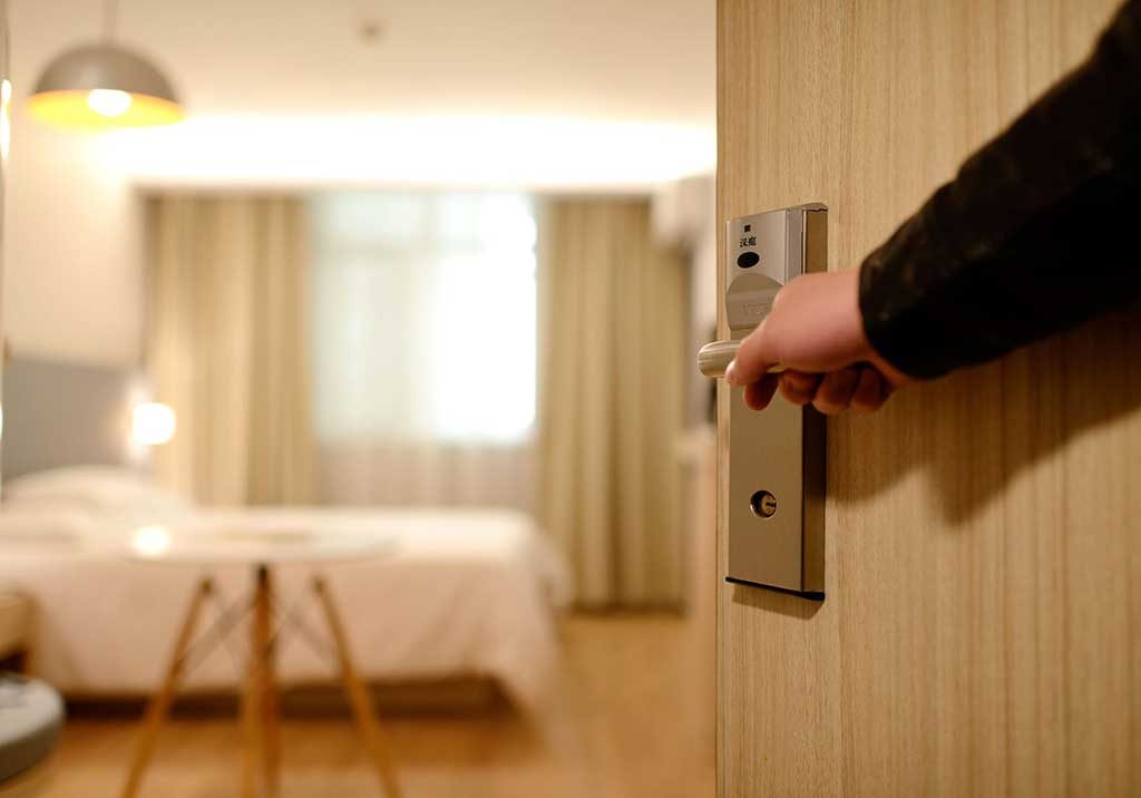 Entrando-num-hotel-1024x716 Hotel, Hostel ou Airbnb? Qual é a melhor hospedagem?